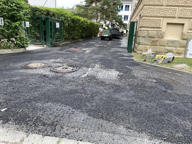 Der Weg in den Innenhof wird neu asphaltiert.  | Foto: Trenker