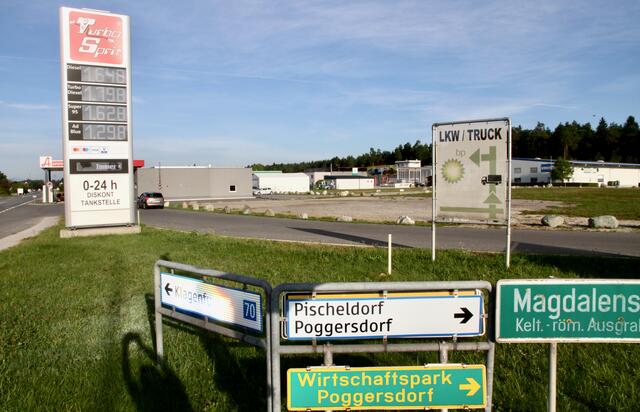 Auf dem Grundstück zwischen Diskontertankstelle und der Poggersdorfer Landesstraße soll der neue neue Sparmarkt entstehen. | Foto: MeinBezirk.at