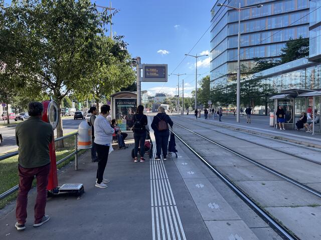 Die Linien O, 6 und 11 können nur eingeschränkt fahren. Für Fahrgäste heißt es "bitte warten".  | Foto: Reiterits/RMW