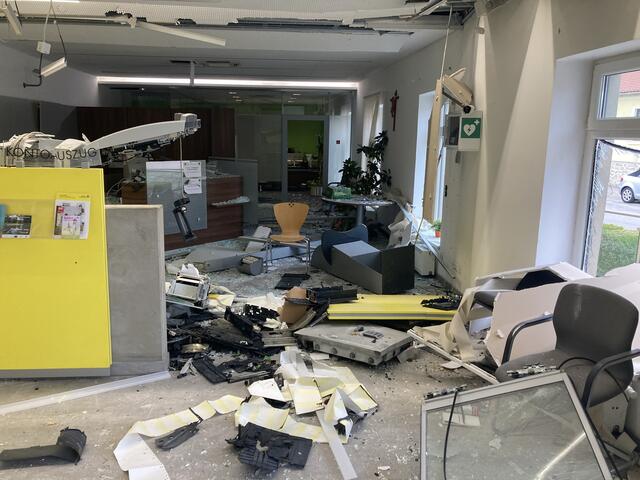 Die Sprengung des Bankomaten verursachte großen Schaden. | Foto: LPD NÖ