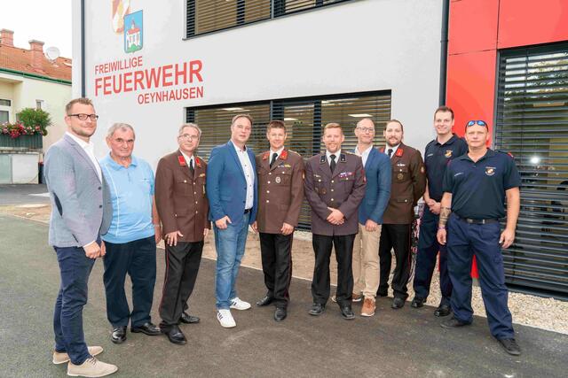 Foto der offiziellen Vertreter bei der Eröffnungsfeier vor dem neuen Feuerwehrhaus Oeynhausen. | Foto:  Feuerwehr Oeynhausen