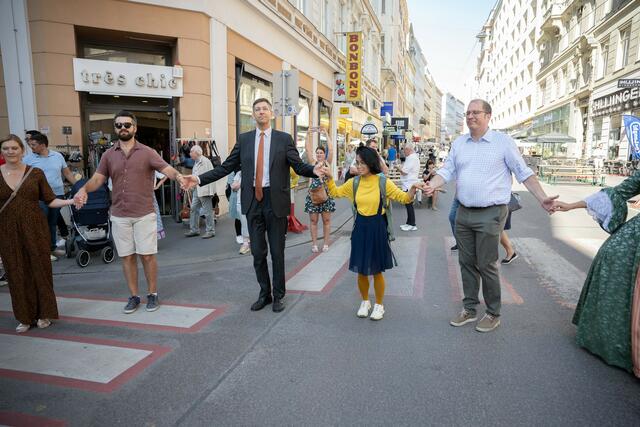 Zu Beginn fand ein großer Eröffnungstanz statt. Auch Bezirksvorsteher Markus Figl (ÖVP, 3.v.l.) tanzte eifrig mit. | Foto: René Brunhölzl