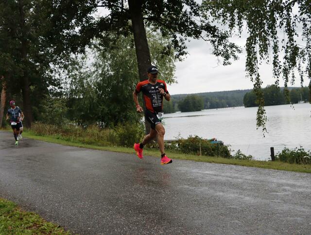 Die Kälte und die sehr hügelige Laufstrecke forderte den Athleten noch einmal alles ab.