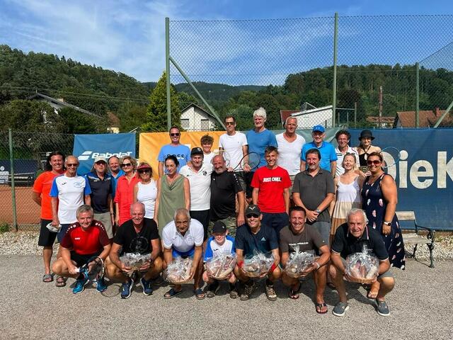 Die Turnierleiter Jürgen Schratter, Günther Trettenbrein und Walter Sattler mit einem Teil der Gewinner bei der diesjährigen Vereinsmeisterschaft. | Foto: Privat