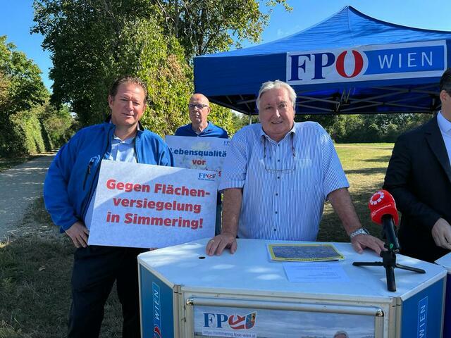 Paul Stadler verkündet bei einer Pressekonferenz im freien die Petition. | Foto: Petra Sturma