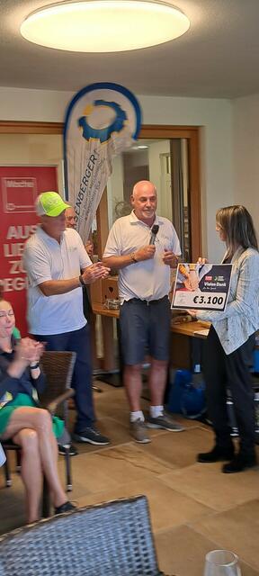 3.100 Euro konnten für "Steirer helfen Steirern" an Anneliese Horvath übergeben werden. Beteiligt am Turnier waren 70 Golfer und Golferinnen. | Foto: zVg