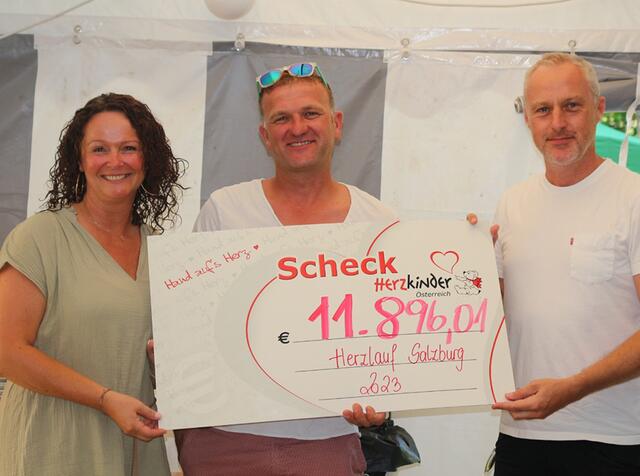 Die beiden Organisatoren Günter Lechner (Obertrum) und „Herzpapa“ Peter Altmann (Köstendorf) übergaben den Scheck an die Gründerin der Herzkinder Österreich Michaela Altendorfer. | Foto: Herzkinder Österreich