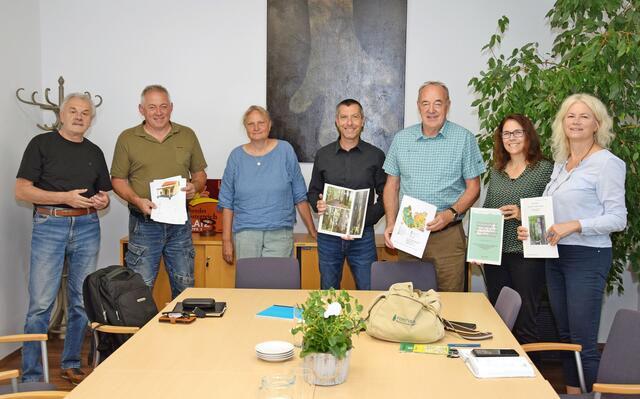 Eduard Hochbichler, Stadtförster Andreas Kaiser, Landschaftsökologin Heide Studer, Baudirektor-Stellvertreter Roland Geiwitsch, Stadtrat Leo Lindebner, Mödlings Umweltbeauftragte Dagmar Schober und Stadtgärtnerei-Leiterin Gorana Rampazzo-Todorovic (von links) bei der ersten Arbeitssitzung zum neuen Waldentwicklungskonzept. | Foto: Bernhard Garaus