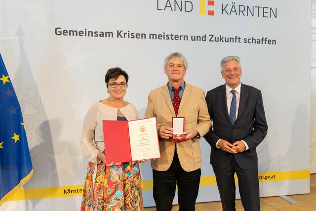 Übergabe des Ehrenzeichens des Landes: Landesrätin Beate Prettner, Eckart Senitza und Landeshauptmann Peter Kaiser (v. l.) | Foto: LPD/Peter Just