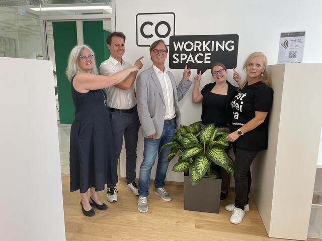 Der neue Co-Working-Space ist eröffnet und erfreut sich großer Beliebtheit. 
V.l.: Edith Reithofer (Mitarbeiterin vom Innovationszentrum Weiz), Patrick König-Krisper (Geschäftsführer Innovationszentrum Weiz), Erwin Eggenreich (Bürgermeister der Stadt Weiz), Nicole Hütter (Almenland &amp; Energieregion Weiz-Gleisdorf), Monika Langs (2. Vizebürgermeisterin der Stadt Weiz) | Foto: Magdalena Schröttner