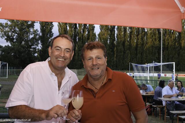 Zwei Sommeliers Alexander Weismann und Werner Luksch mit Kostproben. | Foto: cinemotion - Ivanek