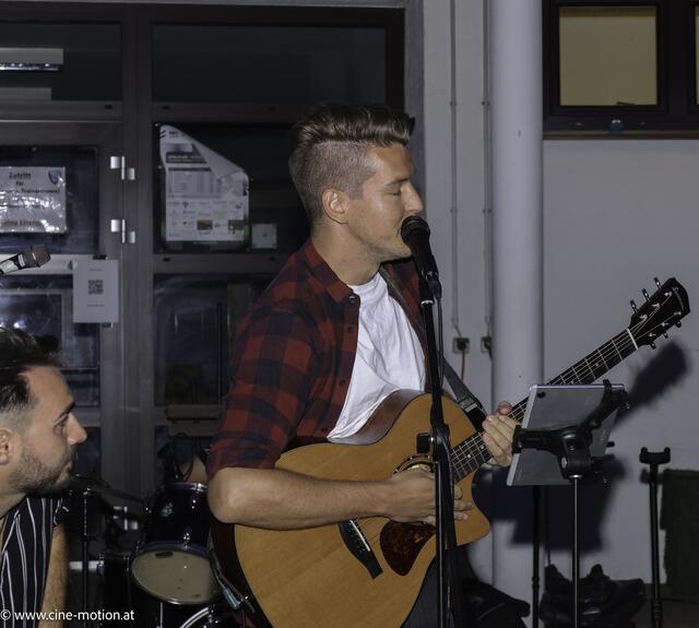 Stefan Urbanek an der Akustikgitarre. | Foto: cinemotion - Ivanek