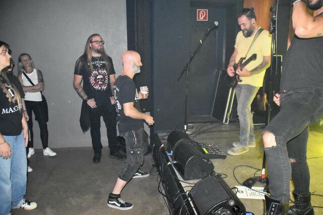 Ein Freund der Band kam extra von Italien zum Konzert, um den Finaleinzug und den CD-Release mit der Band gemeinsam zu feiern. | Foto: Cherelle Marek