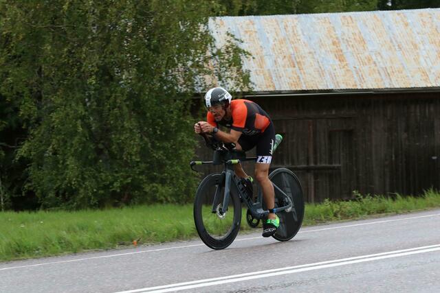 90 Kilometer Radfahren bei strömendem Regen war nur eine Etappe beim Ironman 70.3, die der Welser Gerald Will bestreiten musste.