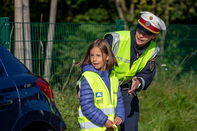Egal, ob auf dem Fahrrad oder zu Fuß: Eltern sollten in den letzten Ferienwochen mit ihren Kindern mehrmals den Schulweg üben. | Foto: Michael Dietrich