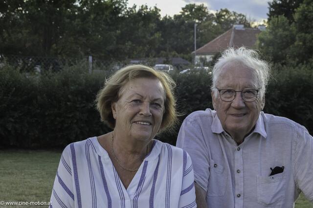 Helene Gaal (bekannt als "OMA" des SC Mannswörth) gemeinsam mit Robert. | Foto: cinemotion - Ivanek