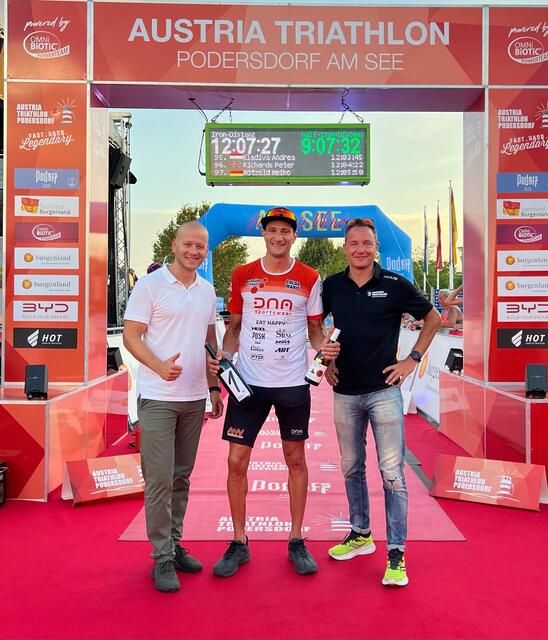 Maximilian Köllner war in Vertretung von LR Heinirch Dorner bei der Siegerehrung des Austria Triathlon Podersdorf, v. l.: Köllner, Halbdistanz-Sieger Michael Weiss und Organisator Daniel Döller | Foto: Köllner