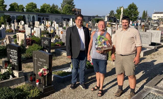 Pfarrassistent Roland Altreiter, Engelbert Leitner und Christian Dastl (von links) auf dem Friedhof in Freistadt.
 | Foto: Woda