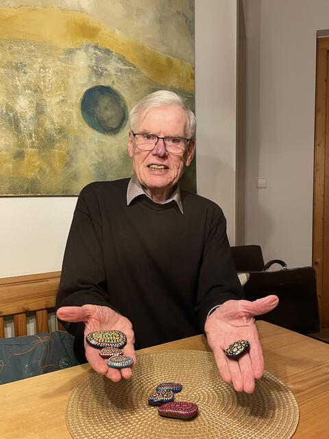 Peter Stelzl war es stets ein Anliegen, seinen Mitmenschen eine Freude zu bereiten: Oft spendete er seine Wohlfühlsteine für den guten Zweck. | Foto: Waltraud Fischer