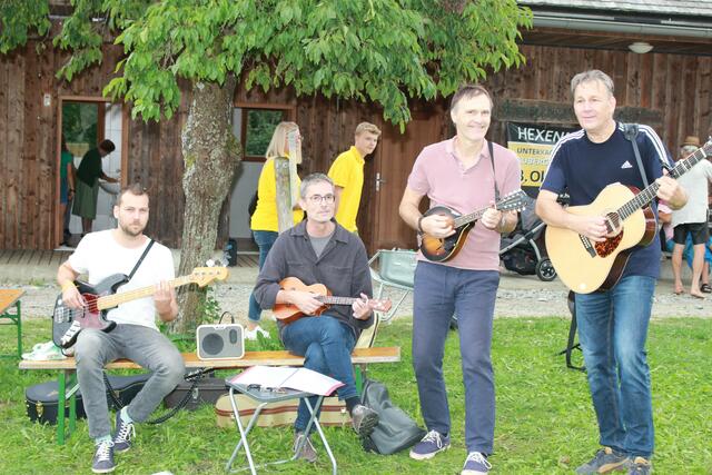 Die Gruppe Raffetseder-Wildfellner-Raffetseder spielet Brit-Pop.  | Foto: Robert Cupak