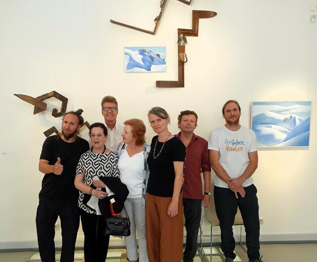Die Künstler Matthias Bernhard, Flora Zimmeter, Wolfgang Capellari und Maximilian Bernhard mit der Kitzbüheler Delegation Ursula Schorer, Mag. Hildegard Flack und Klaus Wendling. Im Hintergrund Kunstwerke von Wolfgang Capellari. | Foto: Verein der Schwesterstädte (VDS)