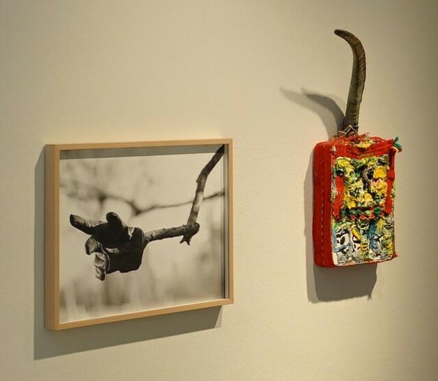 Rechts das Kunstwerk mit dem Titel "SIR Lanzelot oder: Der letzte Ritter" vom Künstler Matthias Bernhard. Links im Bild das Kunstwerk mit dem Titel "o.T." vom Künstler Stefan Klampfer. | Foto: Matthias B./Stefan K.