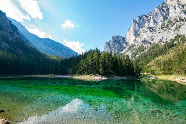 Der grüne See in Tragöß-St. Katharein lockt besonders im Sommer viele Besucherinnen und Besucher an. | Foto: unsplash/Sarah Fruhwirt