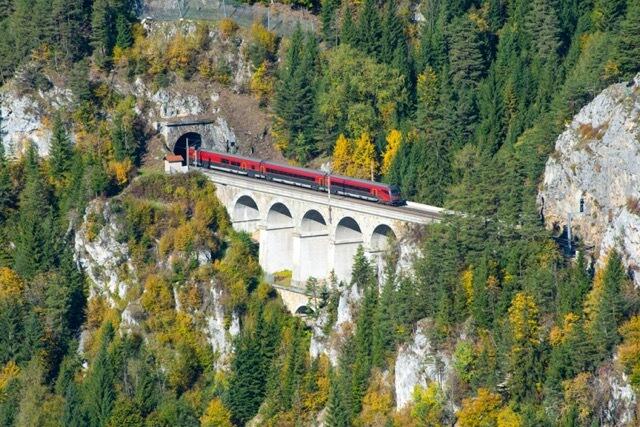 Mit der 160 Jahre alten Semmeringbahn gelangt man von Gloggnitz bis nach Mürzzuschlag. | Foto: shutterstock.com/Thomas Marchhart