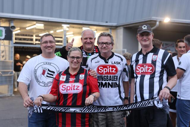 Treue LASK-Fans: Bei jedem Spiel drücken sie dem LASK die schwarz-weißen Daumen. | Foto: Reischl