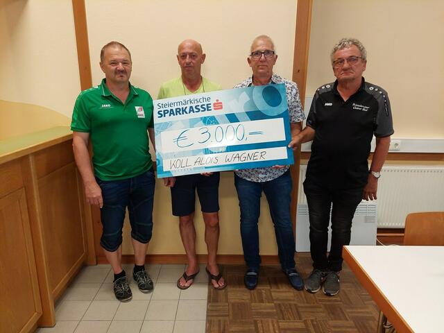 StFV-Besetzer Manfred Paul, Alois Wagner, StFV-Schiedrichter Obmann Wolfgang Eckhardt und Gebietsleiter Franz Leitinger (v.l.n.r.).