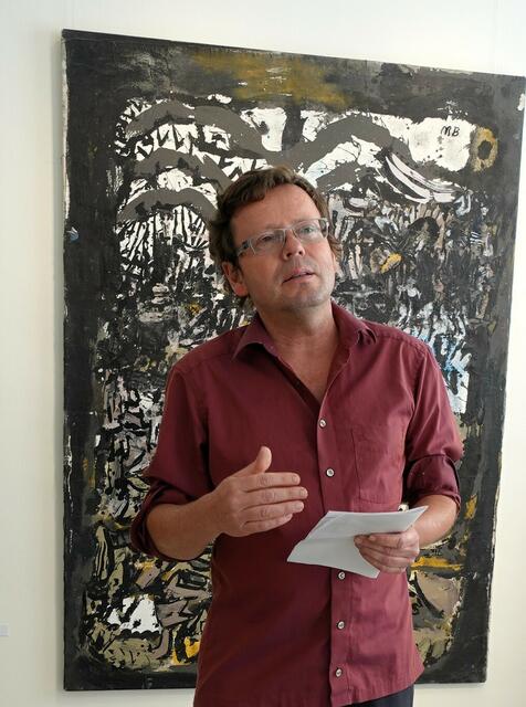 Künstler Wolfgang Capellari berichtete über das Projekt KUNST-BÜHEL und stellte alle Künstler/innen vor. Im Hintergrund das Kunstwerk mit dem Titel "HEIMGEIST" vom Künstler Matthias Bernhard. | Foto: Klaus Wendling