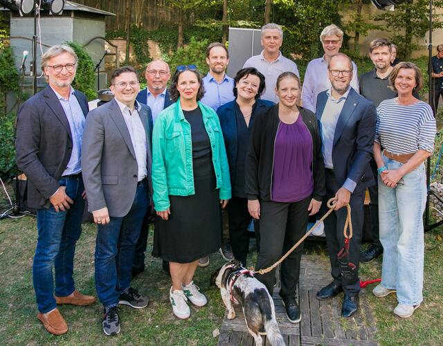 Von links nach rechts sind zu sehen: Martin Fabisch (Bezirksvorsteher 8. Bezirk), Wilfried Zankl (BV 12. Bezirk), Peter Jagsch (BV 17. Bezirk), Isabelle Uhl (BV StV. 7. Bezirk), Markus Wölbitsch-Milan (Abgeordneter zum Wiener Landtag), Sabine Geringer (Geschäftsführerin Wiener Hilfswerk), Josef Taucher (Gemeinderat), Nina Abrahamczik (Landtags- und Gemeinderatsabgeordnete), Jennifer Kickert (Landtags- und Gemeinderatsabgeordnete), Dietmar Baurecht (BV 15. Bezirk), Michael Eibensteiner (Leiter Nachbarschaftszentren Wiener Hilfswerk), Ruth Manninger (Bezirksrätin und Vorsitzende des Umweltausschusses in Vertretung der BV 16. Bezirk). | Foto: Wiener Hilfswerk