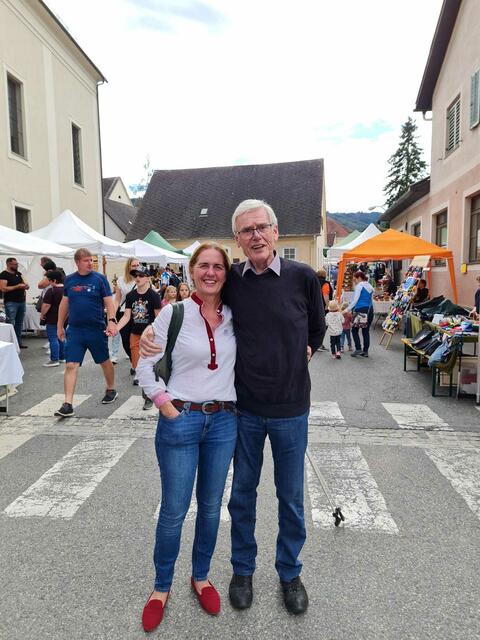 Peter Stelzl und Waltraud Fischer beim Hobbykünstlermarkt im September 2022. | Foto: Fischer