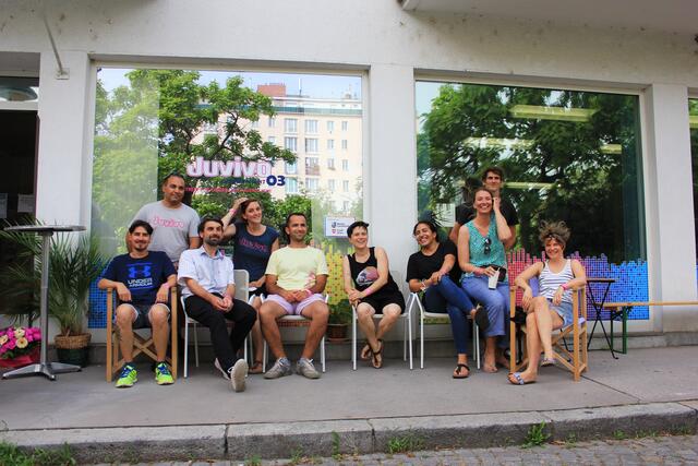 Das Team von Juvivo und Fair-Play vor dem Jugendzentrum am Fiakerplatz. Sie machen Programm für Kids und Jugendliche. | Foto: Juvivo