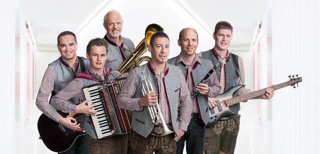 Die "Klobnstoana" feiern gemeinsam mit weiteren Musikgruppen in Kössen das 35. Jubiläum des großen Musikantentreffens. | Foto: Die Klobnstoana