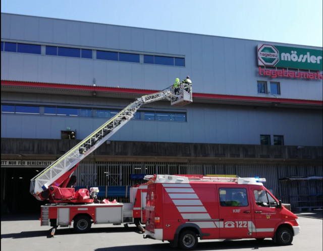 Eine verletzte Eule wurde von dem Vordach gerettet. | Foto: BFKDO-Villach Stadt