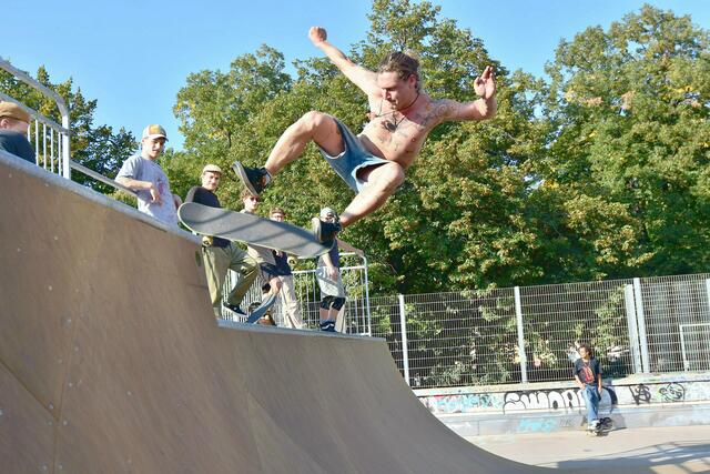 Mit Rampen, einer Halfpipe, einer Funbox und einem Bowl Quarter bietet er ein abwechslungsreiches Terrain. | Foto: Max Spitzauer