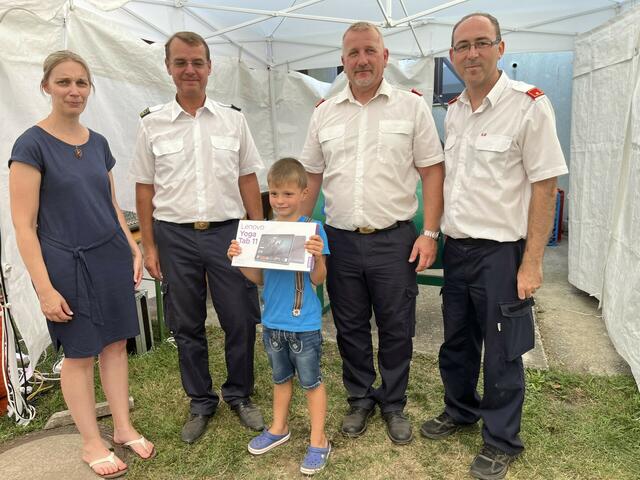 Der glückliche Gewinner der Bausteinverlosung. | Foto: FF Schönfeld