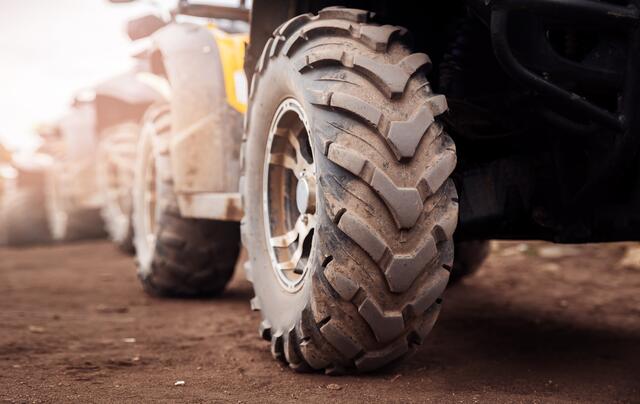Auf der asphaltierten Wegstrecke geriet das Quad nach kurzer Fahrt plötzlich aus unbekannter Ursache links von der Fahrbahn ab, überschlug sich ca. vier Meter über eine steile Böschung und kam anschließend auf ebener Fläche zum Stillstand. | Foto: stock.adobe.com/Parilov (Symbolfoto)