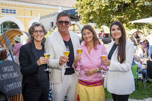 Dirigentin Elisabeth Fuchs, Schauspieler Hans Sigl, Stiegl-Chefin Alessandra Kiener und Sängerin Monika Ballwein (v. l. n. r.) genossen das warme Sommerwetter. | Foto: wildbild