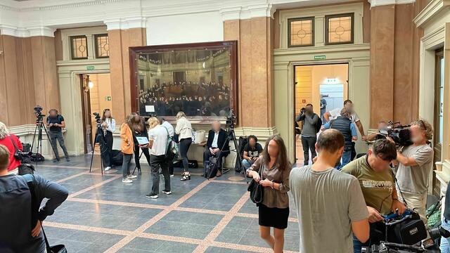 Das Medieninteresse ist erwartungsgemäß groß, auch internationale Journalistinnen und Journalisten warten auf den Einlass in den Saal. | Foto: Ronja Reidinger/RMW