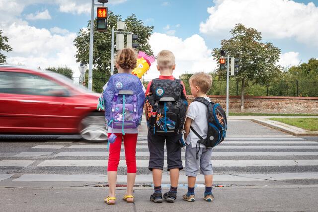 Jetzt noch den Schulweg gemeinsam mit den Kindern trainieren: Der kürzeste Weg muss nicht gleichzeitig auch der sicherste sein. | Foto: ARBÖ OÖ