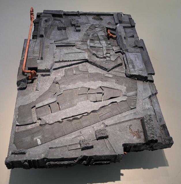 Das Kunstwerk mit dem Titel "Mobile Stadtstruktur - Kitzbühel in zwei Versionen" wurde vom Künstler Maximilian Bernhard bis in`s Detail erklärt. | Foto: Maximilian B.