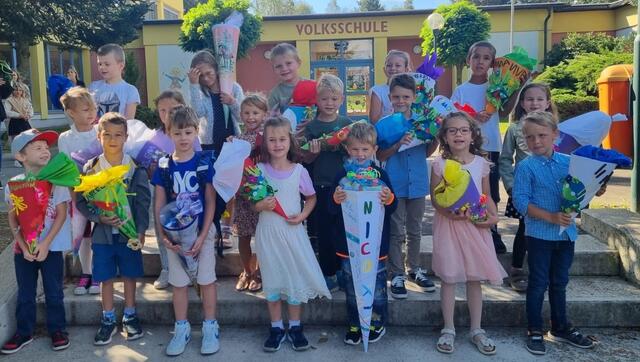 Die Schulanfänger der Volksschule St. Martin an der Raab kamen mit Schultüten, die sie selber im Kindergarten gebastelt hatten. | Foto: Volksschule St. Martin an der Raab