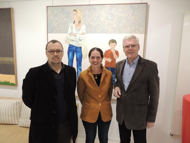 Künstlerfreunde unter sich: Konrad Adam, Waltraud Fischer und Peter Stelzl bei einer gemeinsamen Ausstellung in der Stadtgalerie Deutschlandsberg.