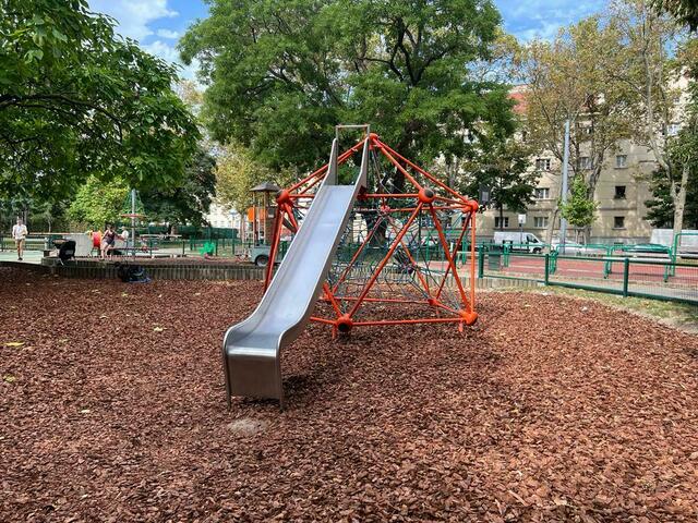 Der Herderpark ist der größte Park Simmerings. | Foto: Petra Sturma