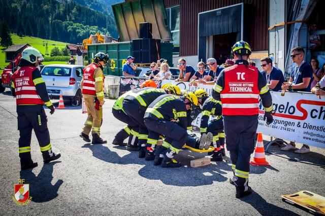 Die Mooskirchner mussten auch eine eingeklemmte Person aus einem Auto retten. | Foto: FF Mooskirchen
