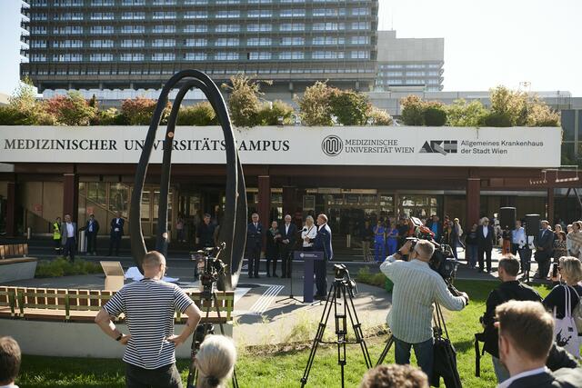 Großer Andrang bei der Enthüllung des Denkmals.  | Foto: Medizinische Universität Wien/APA-Fotoservice/Hörmandinger
