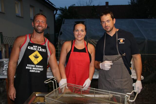 Die Grillmeisterinnen und Grillmeister am Werk.  | Foto: FF Eichfeld