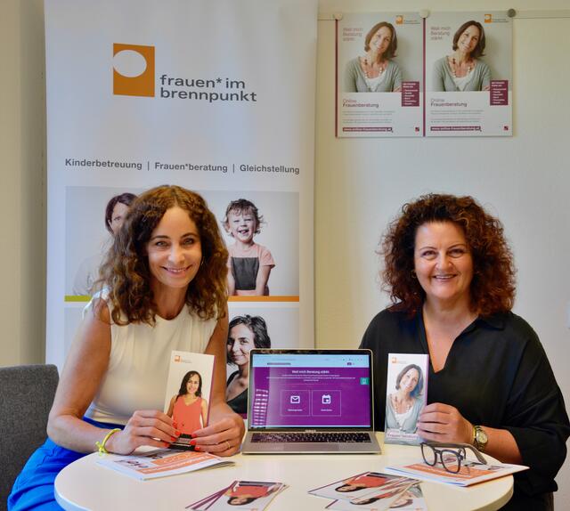 Unter www.online-frauenberatung.at können Frauen eine anonyme Begleitung in Anspruch nehmen, im Bild: LRin Eva Pawlata (l) und GFin Claudia Birnbaum (r.). | Foto: © Frauen* im Brennpunkt